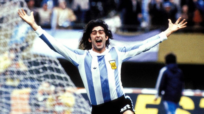 Mario Kempes là cầu thủ mang về danh hiệu vô địch World Cup đầu tiên cho Argentina